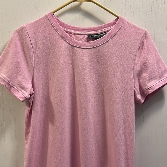A Pea In The Pod T-Shirt Medium Pink. Opening in upper back. - Picture 3 of 7